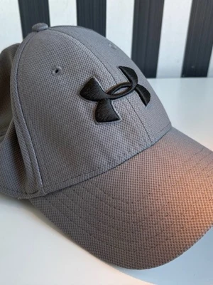 Grå keps från Under Armour - Grå keps från Urban Armour. Mycket sparsamt använd. Bomull/Polyester. XL