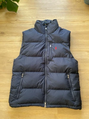 Polo Ralph lauren väst - Tjena! Säljer en raffe väst i riktigt bra skick, använde den endast några få gånger i höstas. Hämtas på Haga eller skickas😃
