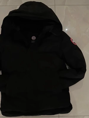 Svart dunjacka från Canada Goose - Säljer en svart dunjacka från Canada Goose,andvänd ett fåtal gånger. Nytvättad 