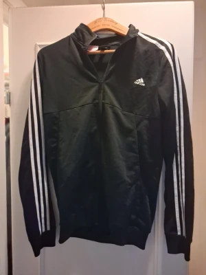 Svart Adidas träningströja med dragam - Svart Adidas träningströja med dragam