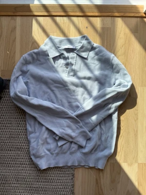 Långarmad Piké  - Ljusblå långarmad pikétröja från MANGO i storlek S. Mycket bra skick
