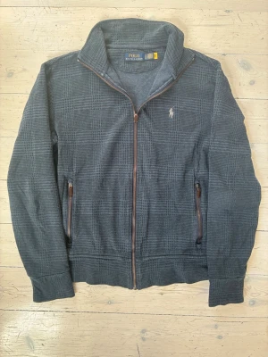 Rutig Ralph Lauren Zip - Otroligt snygg och unik zip tröja från Ralph Lauren i rutat/ plaid mönster i perfekt skick 🙌 Skriv vid fråga! ✌️