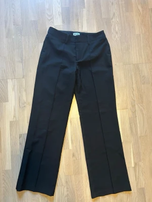 Kostymbyxor  - Säljer ett par kostymbyxor från Madlady. Helt oanvända eftersom de tyvärr är för stora för mig. Endast testade hemma.