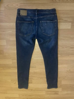 Mörkblå skinny jeans 👖  - Snygga mörkblå skinny exakta jeans från lager 157 med: klassisk femficksdesign, hög midja och smal passform. Materialet är stretchigt denim som sitter tajt och bekvämt. Perfekta för dig som gillar en enkel men trendig look.