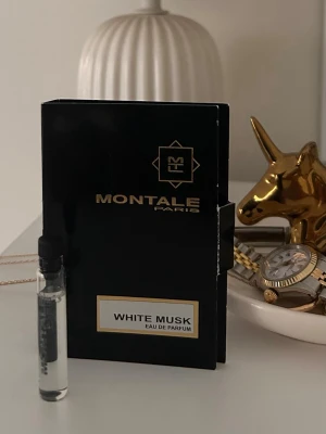 Montale White Musk parfymprov 2ml - Montale White Musk Eau de Parfum i ett provrör på 2 ml. Kommer i en elegant svart förpackning med gulddetaljer. Doften är känd för sin fräscha och rena myskton, perfekt för dig som gillar exklusiva och sofistikerade parfymer.