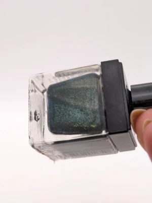  Yes Love Mörkgrönt skimrande nagellack nästan full - Nagellack från Yes Love i en djup mörkgrön nyans med skim ju retro kvadratisk glasflaska och svart lock. Lacket har skimmer juder en snygg metallisk effekt på naglarna. Perfekt för dig som vill ha en unik och trend primär filter easily.