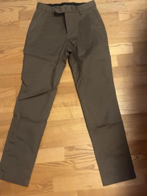 Olivgröna chinos från bläck - Helt nya chinos från bläck! Lapparna är avklippta!