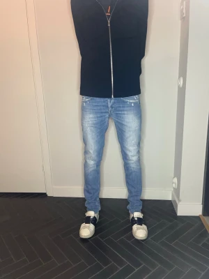 Dondup George  - Dondup George jeans i fint skick! W32. Midje bredd: 39cm, längd: 100cm. Pris kan diskuteras! Kontakta vid frågor och funderingar! 