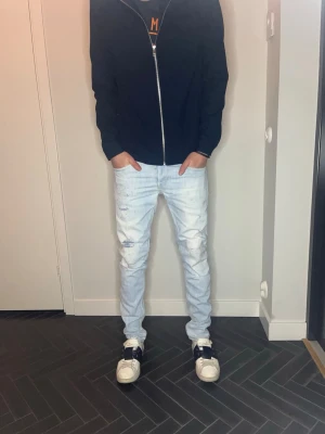 Dondup George  - Dondup George jeans i fint skick! W34. Midje bredd: 39cm, längd: 100cm. Pris kan diskuteras! Kontakta vid frågor och funderingar! 