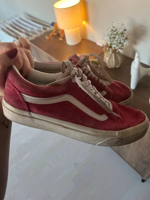 Röda Vans sneakers - Snygga röda Vans Old Skool sneakers i mocka med  vita sidoremsan och vita snören.  I bra skick