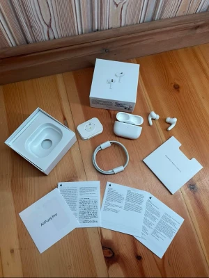 Apple AirPods Pro med laddningsetui - Säljer ett par vita Apple AirPods Pro med trådlöst laddningsetui. Hörlurarna har en stilren och kompakt design i blankt plastmaterial. Allt originaltillbehör som laddkabel, extra öronproppar och manualer ingår. Grymt ljud och smidig anslutning till iPhone.