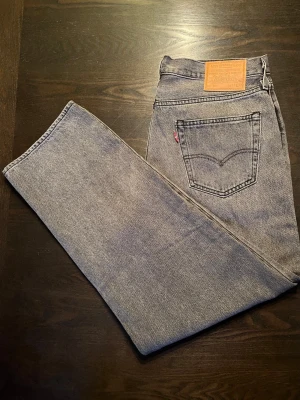 Helt nya gråa Levis jeans  - Storlek W34 L32. Kom men bud och frågor! Kolla min profil för fler Levis jeans! 