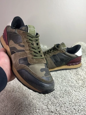 Valentino rockrunners med camomönster - | Skick: 7/10 | Färg: grön | Modell: storlek 43 | Vad inkluderas: Enbart skorna | Nypris 3600kr |