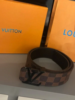 Bälte med Brunt svart mönster påse och box ingår - Sjysst bälte med box och påse 85 cm pris kan diskuteras 