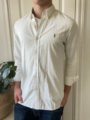 Ralph lauren skjorta M slim fit  - Ralph lauren skjorta M slim fit, Inga defekter förutom att den kan uppfattas som lite solkräms använd… med till exempel där inne vid kragen så är den lite mörkare, inget stort alls ! Modellen i bilderna är 180 cm 75 kg och bär Storlek M slim fit  , Kom med frågor! 🌟 (Kan gå ned i pris vid köp av paket 😉) 