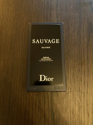 Dior Sauvage Eau Forte Parfym 100ml - Dior Sauvage Eau Forte är en exklusiv parfym i en elegant svart och transparent glas one med matchande svart lock. Flaskan rymmer 100 ml och har en stilren design med. Parfymen är vattenbaserad och kommer i originalförpackning. 