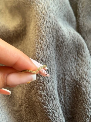 Guldfärgad ring med små stenar - Snygg guldfärgad ring. Inge täcken på användning 
