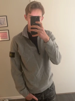 Stone Island zip - Fin stone Island halv zip, färgen är grå och kvalitet är perfekt. Tröjan är köpt på NK. Väldigt sofistikerad, grish och vacker. Nypris ca 3000kr