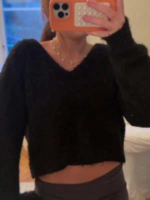 Mohair tröja - Säljer en jätte fin mohair tröja som är lite croppad med V ringring. 