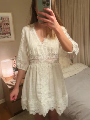 Student Klänning - Super söt student klänning från Zara som inte säljs längre🫶aldrig använd, inga defekter🤩fina broderade detaljer💗 storlek xs🥰