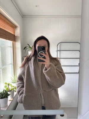 Beige oversized teddyjacka - Mysig och oversized teddyjacka i beige färg med dragkedja framtill