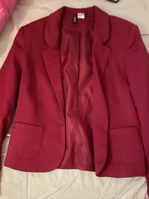 Röd kavaj - Röd kavaj från H&M i storlek 34.