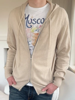 Soft goat kaschmir zip up kofta - Modell: 182cm, 72kg . Sitter stort på mig för den är large. Nypris : 4500kr