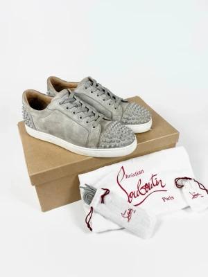 Christian Louboutin skor - | Säljer ett par Christian Louboutin Louis Junior Spikes sneakers i riktigt bra använt skick | Storlek: 42 | Alla orginaltillbehör ingår | Hör av dig vid frågor eller funderingar