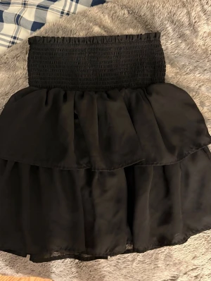 Svart volang kjol ifrån Chelsea  - Den i storlek XS men funkar fint om man är storlek S också