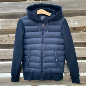 Ralph Lauren Cardigan  - Säljer denna feta cardigan från Ralph Lauren. Storlek XS. Mycket fint skick utan defekter. Nypris: 2800. Hör gärna av er vid frågor🤩🥂