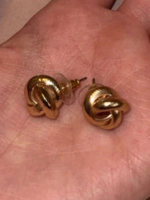 Guldiga örhängen - Säljer dessa guldörhängen🥹🧸🩷