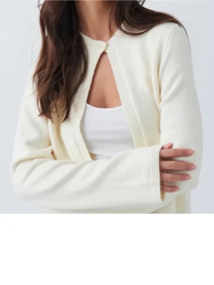 Vit kofta  - Fin vit kofta från Gina i storlek S. Köpte i höstas för ca 350. Inga defekter eller liknade, hör av er vid frågor!💗