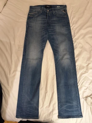 Blå raka jeans från Replay - Snygga blå jeans från Replay med raka ben och klassisk femficksdesign. 