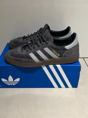 Adidas Spezial - Säljer ett par näst intill nya adidas Spezial. Hör av dig vid frågor👊