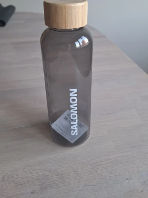 Helt ny Salomon vattenflaska - Stilren vattenflaska från Salomon. Perfekt att ha med sig till gymmet eller på utflykten. Enkel att fylla på och dricka ur tack vare den breda öppningen.