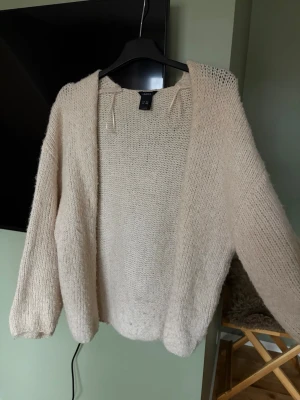 Beige kofta Lindex - Säljer min fina kofta från Lindex då jag inte använder den längre tyvärr!! Den är i mycket bra skick till bra skick då jag inte ser några skador på den❤️ 