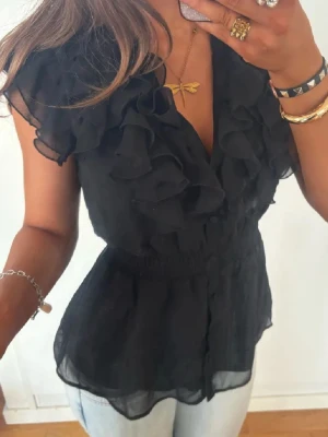 Vringad svart volangtopp - Såå söt vringad svart volangtopp! Jag är 168 och det är mina bilder, köp via köp nu direkt eller Swish, kvar tills markerad som såld 💖 