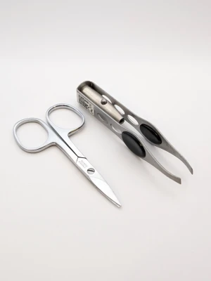 Nagelsax och pincett med lampa i rostfritt stål - Säljer ett set med nagelsax och pincett från TINDOR. Båda verktygen är i silverfärgat rostfritt stål, pincetten har svarta greppytor för bättre kontroll. Perfekt för nagelvård och precisionsarbete inom skönhet.