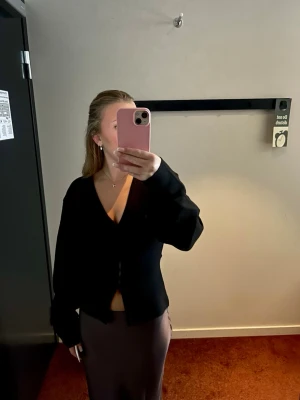 Svart kofta  - Säljer en svart tröja från Gina tricot i storlek Xs, är i väldigt bra skick.