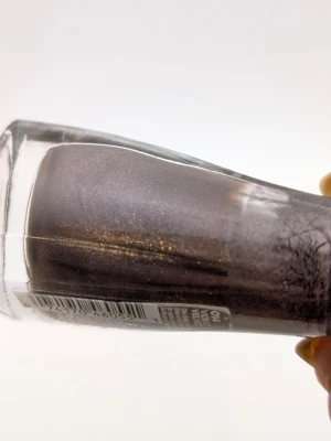 Sally Hansen Insta-Dri Matte dovt lavendel lila skimrande  nagellack 85% kvar - Snyggt Insta-Dri Matte nagellack från Sally Hansen i en mörk lila nyans med subtilt skimmer och matt finish. Perfekt för dig som vill ha ett trendigt och snabbtorkande lack. Kommer i klassisk glasflaska med vit kork.