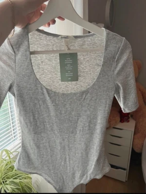 Ljus grå body  - Aldrig använt! Prislapp kvar