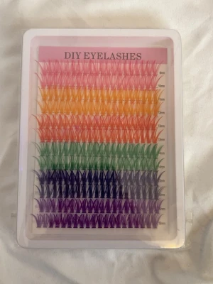 DIY färgglada lösögonfransar mix - Säljer ett set med DIY lösögonfransar i flera färger: rosa, gul, röd, grön, blå, lila. Fransarna kommer i olika längder från 9mm till 16mm och är perfekta för att skapa kreativa och unika ögonlooks. Fransarna är gjorda av syntetiskt material och köpt ifrån shein. 