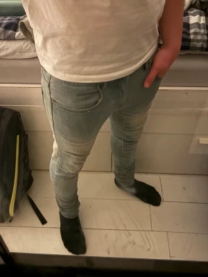 No brand slim fit jeans - Tja! Säljer ett par ljusblå slim fit jeans. Riktigt sköna och sitter bra, skicka om du vill ha mer bilder eller om frågor!