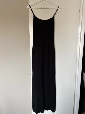 Gina tricot långklänning - Gina Tricot Maxi slip dress i svart. Storlek: Xxs. Använd 1-2 gånger, säljer pga använder för lite. 