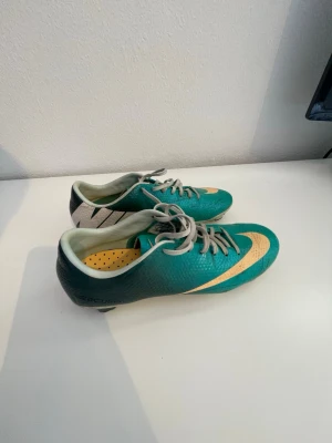 Nike Mercurial fotbollsskor - Säljer ett par Nike Mercurial fotbollsskor i grön färg med vita och gula detaljer. Kolfiber sula. Storlek 40