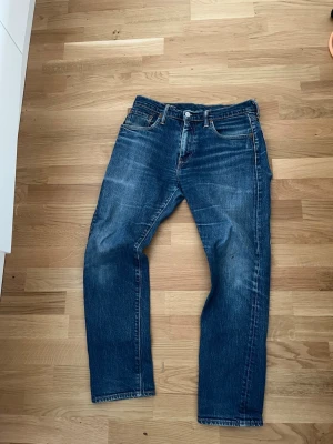 levis jeans 502 - säljer ett par levis jeans 502. Sitter som straightjeans och har en fin färg med fades som är gjorda själv. Jeansen har en fläck från målarfärg som ni kan se på bild 3 och den sitter på knäskålen. Inget man direkt tänker på och utöver det så finns det inga deffekter. Hör av dig om frågor eller annat och priset kan diskuteras. Tar endast Swish!