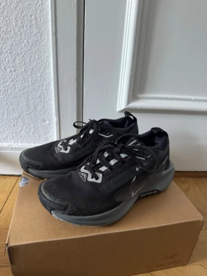 Nike Pegasus Trail 5 GORE-TEX (strl 39) - Säljer ett par väldigt sköna och mångsidiga Nike Pegasus Trail 5 GORE-TEX. Endast använda ca 5 gånger, så de är i väldigt fint skick. Lite små spår på utsidan finns, men inget som påverkar funktionen , i övrigt känns de nästan som nya. Perfekta för dig som vill ha: • Vattentäta skor (GORE-TEX)  • Bekväma skor med bra dämpning (ReactX) • Stabilt grepp på både asfalt och i terräng • En sko som funkar både till vardag och träning