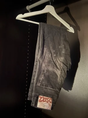 Svarta distressed jeans från Dsquared2 - Säljer ett par svarta skinny jeans från Dsquared2. Jeansen har klassisk femficksmodell, låg midja och Dsquared2-lapp bak i midjan. Perfekta för en edgy och trendig streetwear-look. Storlek 46-M