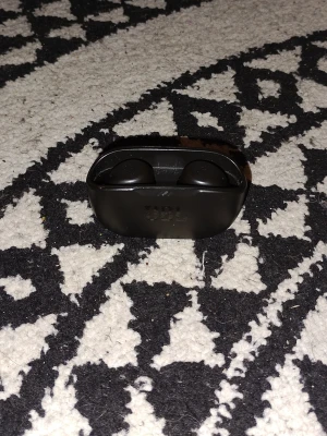 JBL Wave Buds 2 - Fint skick. Fungerar utmärkt. Aldrig varit något krångel. Nypris ligger runt 7-800:-