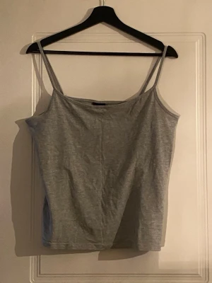 Linne - Använd antal gånger och är uppsyd i axelbanden.  Stl L men passar XL med betroende på hur tajt man vill att den ska sitta:)